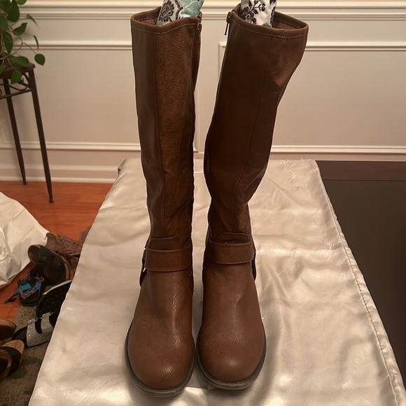 Unr8ed Size 10 Brown Boots with Buckles on Sides. - Picture 3 of 5